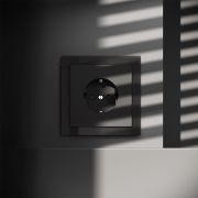 Розетка встраиваемая VOLTUM S70 с заземлением и защитными шторками, 16А, (черный матовый)