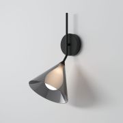 Настенный светильник со стеклянным плафоном