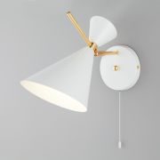 Настенный светильник с металлическим абажуром