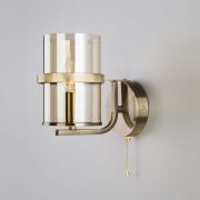 Классическое бра со стеклянным плафоном